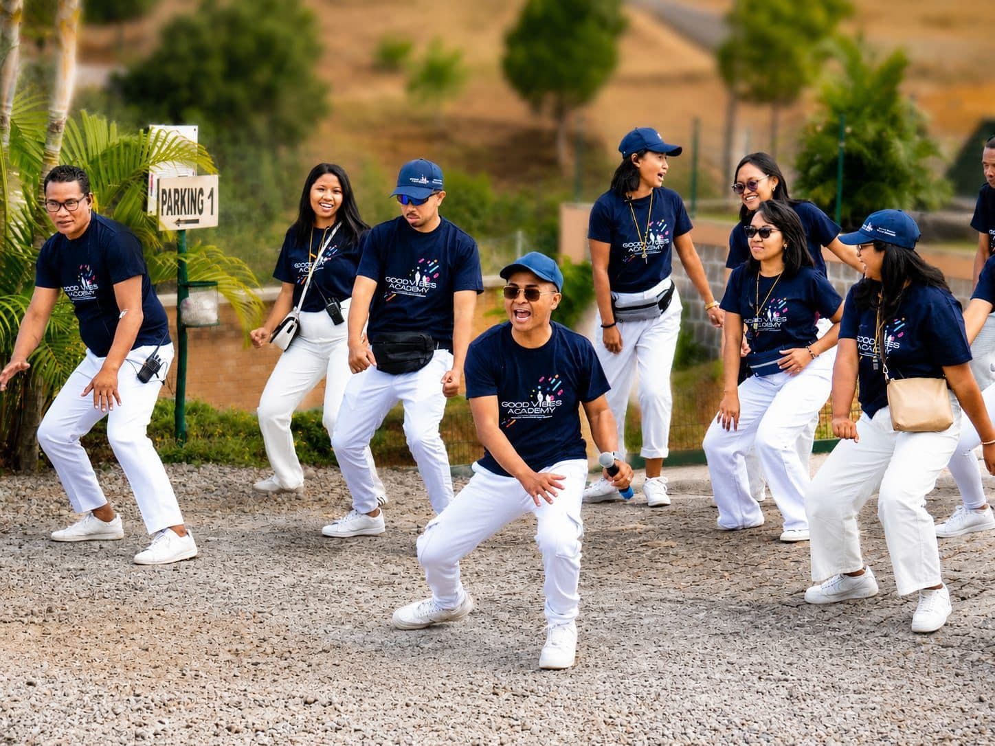 L'équipe GVA qui danse sur un chemin gravillonné